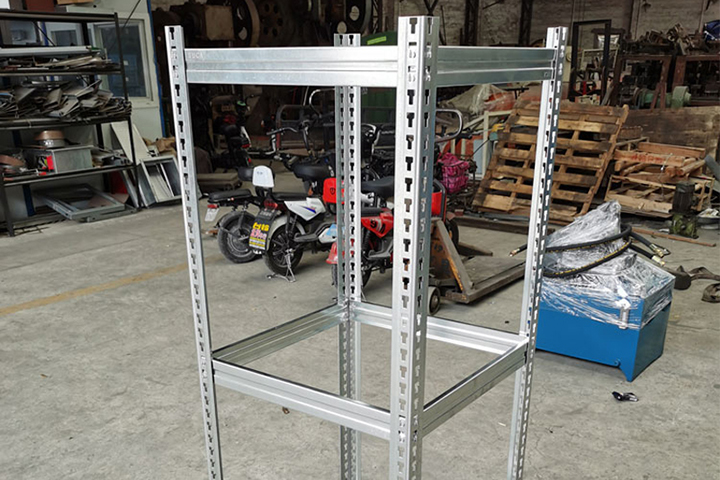 货架角铁主柱型材组装(zhuāng)成货架