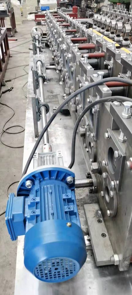 冷弯成型机電(diàn)动调节宽度的机构